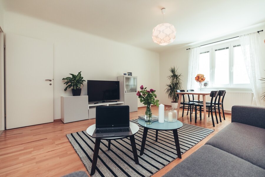 Heller Wohnbereich mit Esstisch & Couch – 2-Zimmer-Wohnung zur Kurzzeitmiete, Wohnen auf Zeit 1–6 Monate, Wien