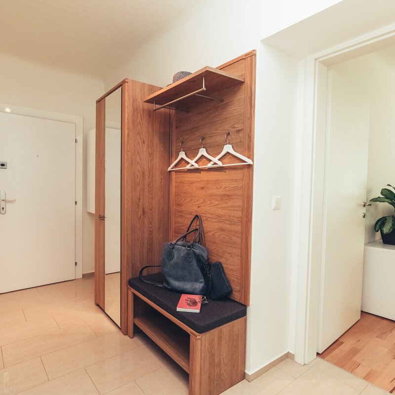 Eingangstüre doppelt gesichert und Garderobe