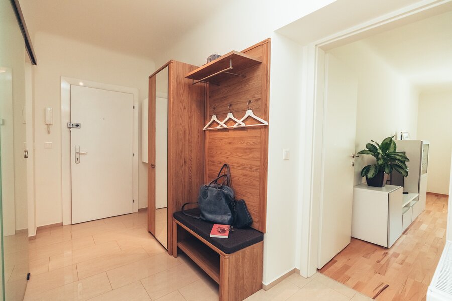 Eingangstüre doppelt gesichert und Garderobe