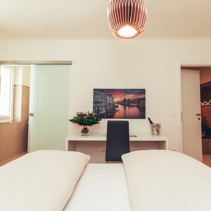 Schlafzimmer - links Bad, rechts Tür zum Vorraum