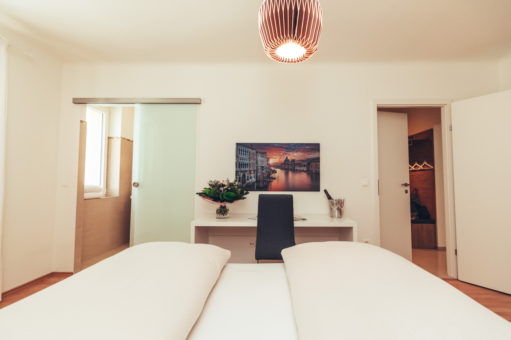 Schlafzimmer - links Bad, rechts Tür zum Vorraum