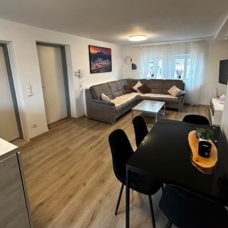 Heller Wohn-Essbereich mit moderner Küche – 2-Zimmer-Wohnung, Kurzzeitmiete Salzburg, Wohnen auf Zeit für 1 bis 6 Monate