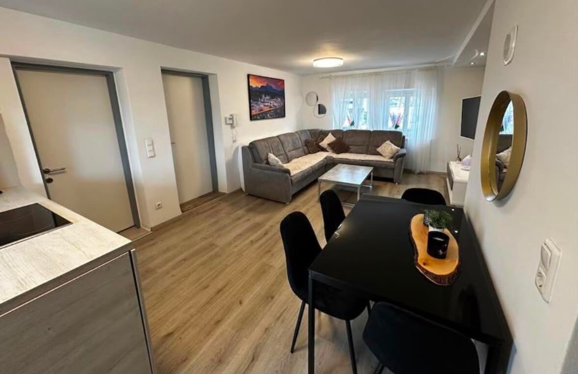 Heller Wohn-Essbereich mit moderner Küche – 2-Zimmer-Wohnung, Kurzzeitmiete Salzburg, Wohnen auf Zeit für 1 bis 6 Monate