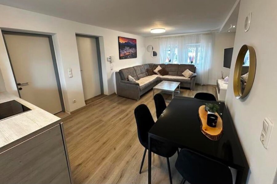 Heller Wohn-Essbereich mit moderner Küche – 2-Zimmer-Wohnung, Kurzzeitmiete Salzburg, Wohnen auf Zeit für 1 bis 6 Monate