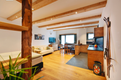Offener Wohnraum mit Holzbalken & Küche – 1-Zimmer Apartment zur Kurzzeitmiete & Wohnen auf Zeit für 1 bis 6 Monate in Seefeld