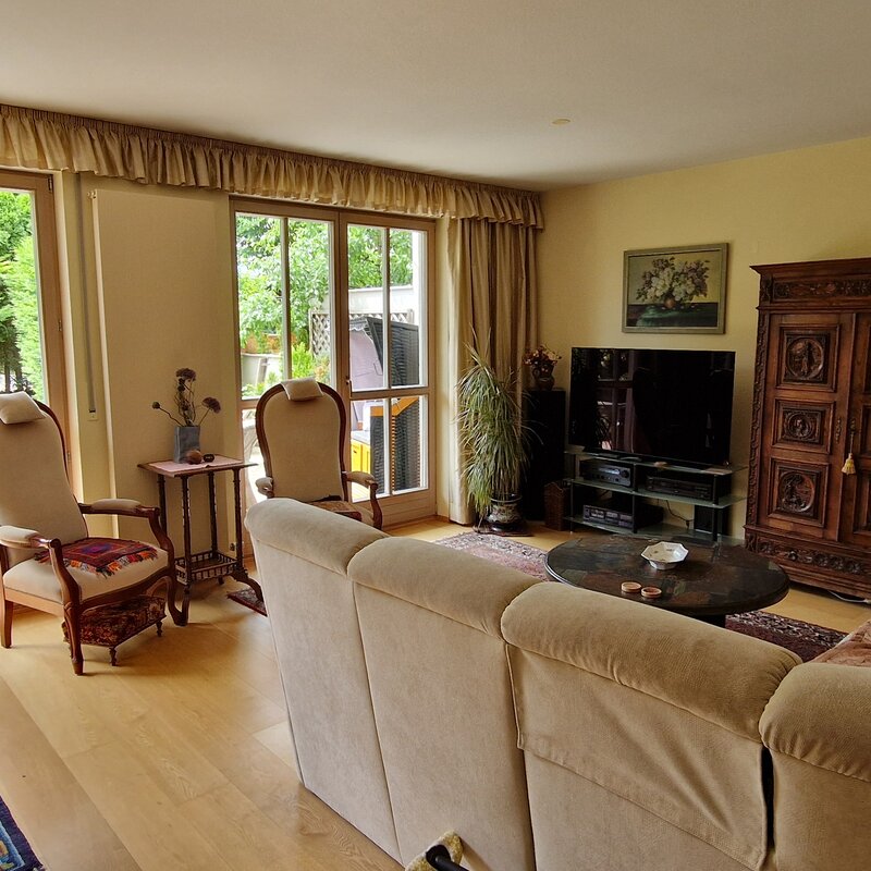 Helles Wohnzimmer mit Gartenausblick – Haus zur Kurzzeitmiete & Wohnen auf Zeit für 1 bis 6 Monate in Freilassing