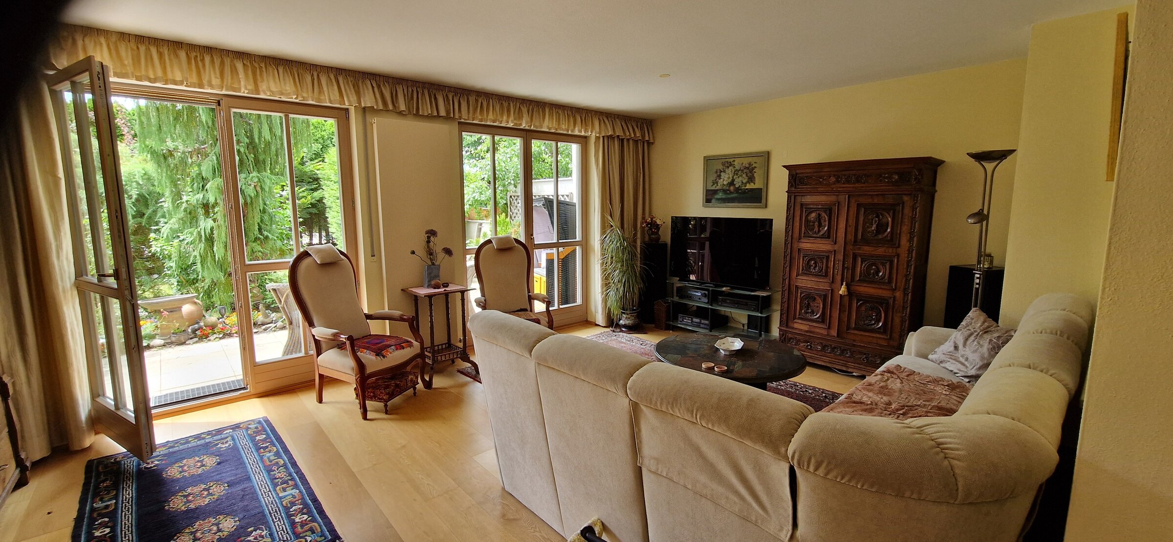 Helles Wohnzimmer mit Gartenausblick – Haus zur Kurzzeitmiete & Wohnen auf Zeit für 1 bis 6 Monate in Freilassing