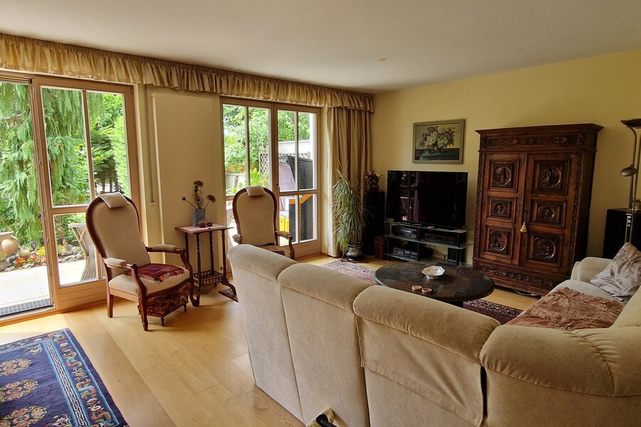 Helles Wohnzimmer mit Gartenausblick – Haus zur Kurzzeitmiete & Wohnen auf Zeit für 1 bis 6 Monate in Freilassing
