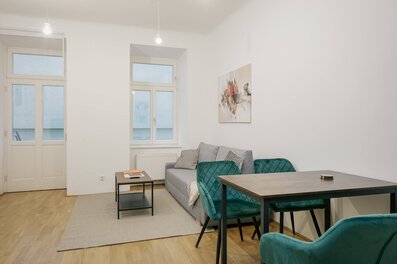 Bright living area with modern furniture – 2-room apartment, short-term rental, temporary housing for 1 to 6 months, Vienna | © Apartment Care GmbH