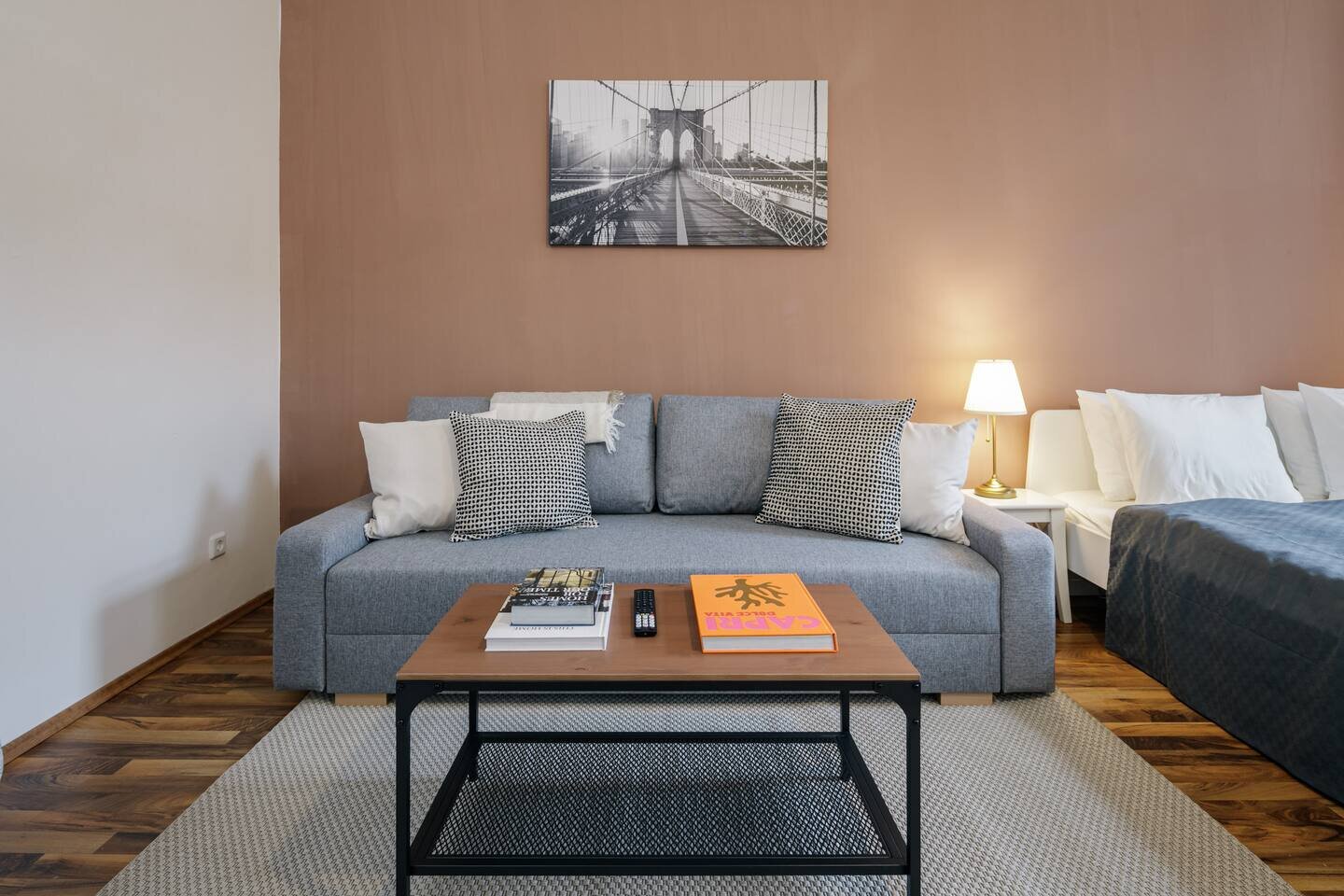 Bright living area with sleeping zone, modern 1-room apartment – short-term rental Döbling, temporary housing for 1 to 6 months | © Apartment Care GmbH