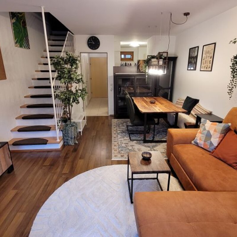 1. OG Wohn- und Esszimmer mit Treppenaufgang in 2. OG | © Michaela Fuchsberger