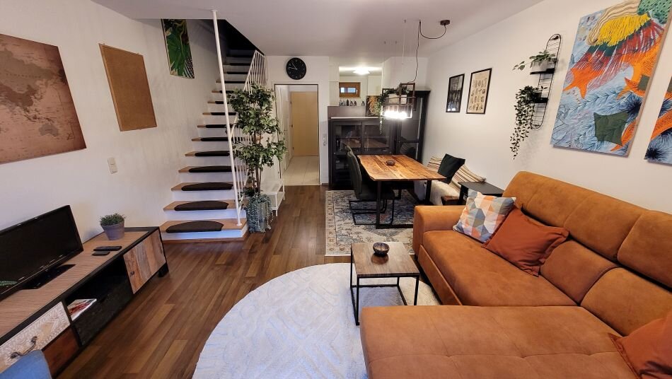 1. OG Wohn- und Esszimmer mit Treppenaufgang in 2. OG | © Michaela Fuchsberger