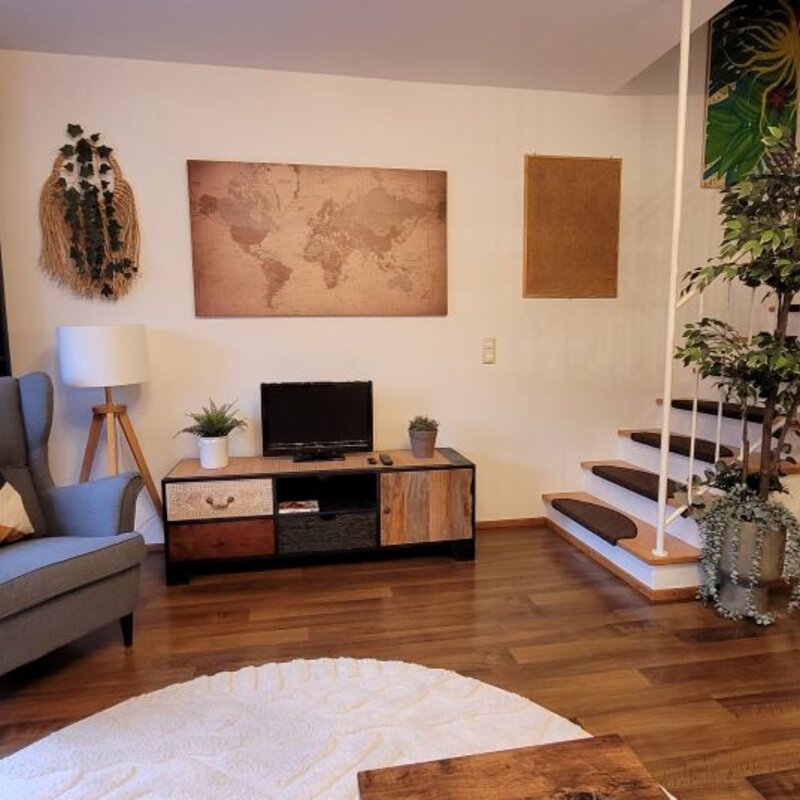 Wohnzimmer und Treppenaufgang | © Michaela Fuchsberger