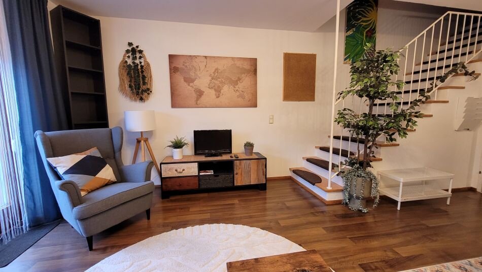 Wohnzimmer und Treppenaufgang | © Michaela Fuchsberger