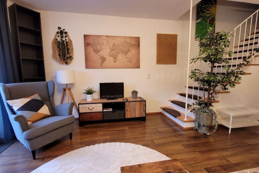 Wohnzimmer und Treppenaufgang | © Michaela Fuchsberger