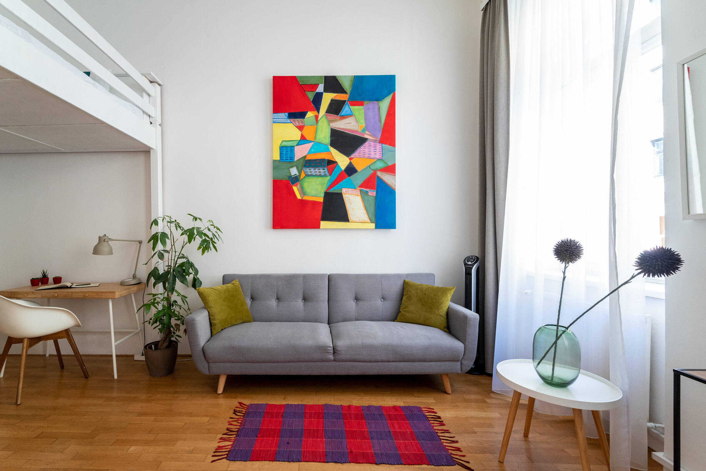 Helles 1-Zimmer-Apartment mit Loft, moderner Einrichtung & Kunst – Kurzzeitmiete Wien, Wohnen auf Zeit für 1 bis 6 Monate.