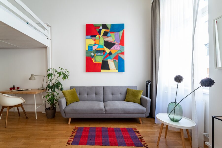 Helles 1-Zimmer-Apartment mit Loft, moderner Einrichtung & Kunst – Kurzzeitmiete Wien, Wohnen auf Zeit für 1 bis 6 Monate.