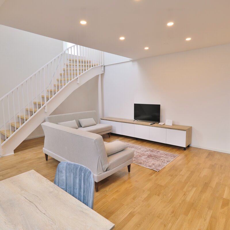 Heller Wohnbereich mit Wendeltreppe – 3-Zimmer Maisonette zur Kurzzeitmiete, Wohnen auf Zeit 1–6 Monate, Wien