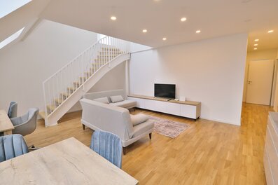 Heller Wohnbereich mit Wendeltreppe – 3-Zimmer Maisonette zur Kurzzeitmiete, Wohnen auf Zeit 1–6 Monate, Wien