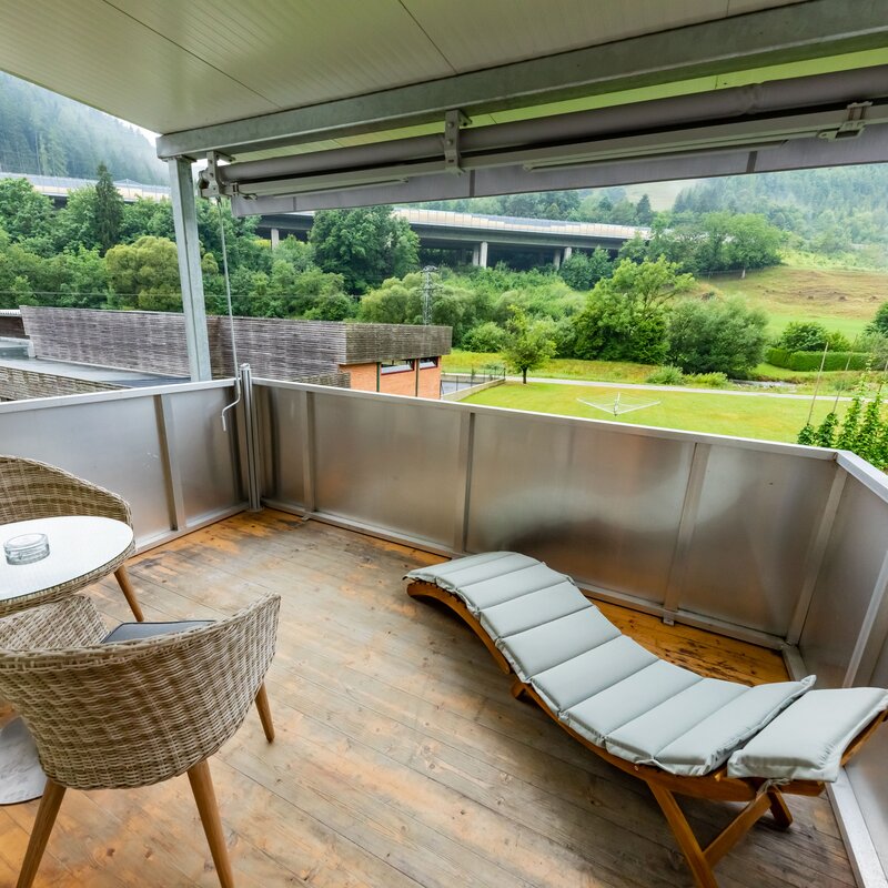 Covered balcony with sun lounger & nature view – 2-room apartment for short-term rental & temporary housing for 1 to 6 months in Übelbach
