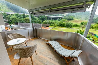 Covered balcony with sun lounger & nature view – 2-room apartment for short-term rental & temporary housing for 1 to 6 months in Übelbach
