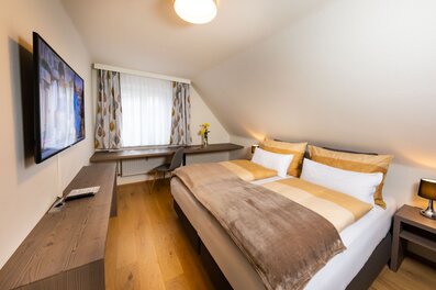 Bright 2-room apartment with double bed & desk – short-term rental & temporary housing for 1 to 6 months in Übelbach