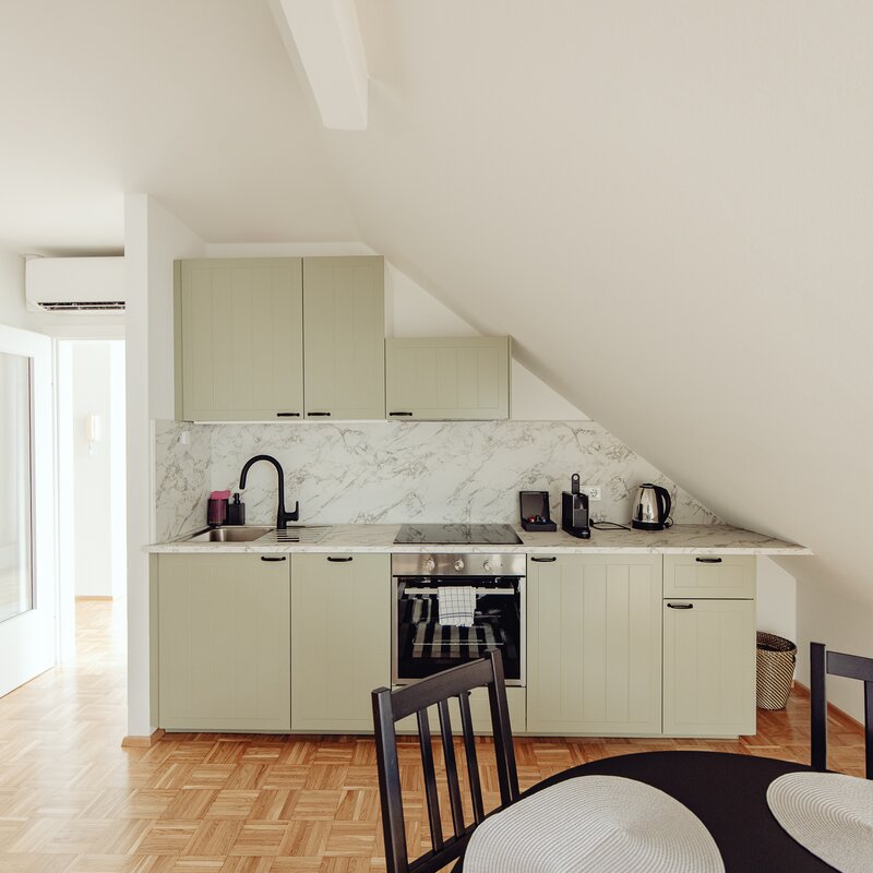 Helle Wohnküche mit Marmor-Arbeitsplatte – 3-Zimmer Wohnung zur Kurzzeitmiete & Wohnen auf Zeit in Graz, 1 bis 6 Monate