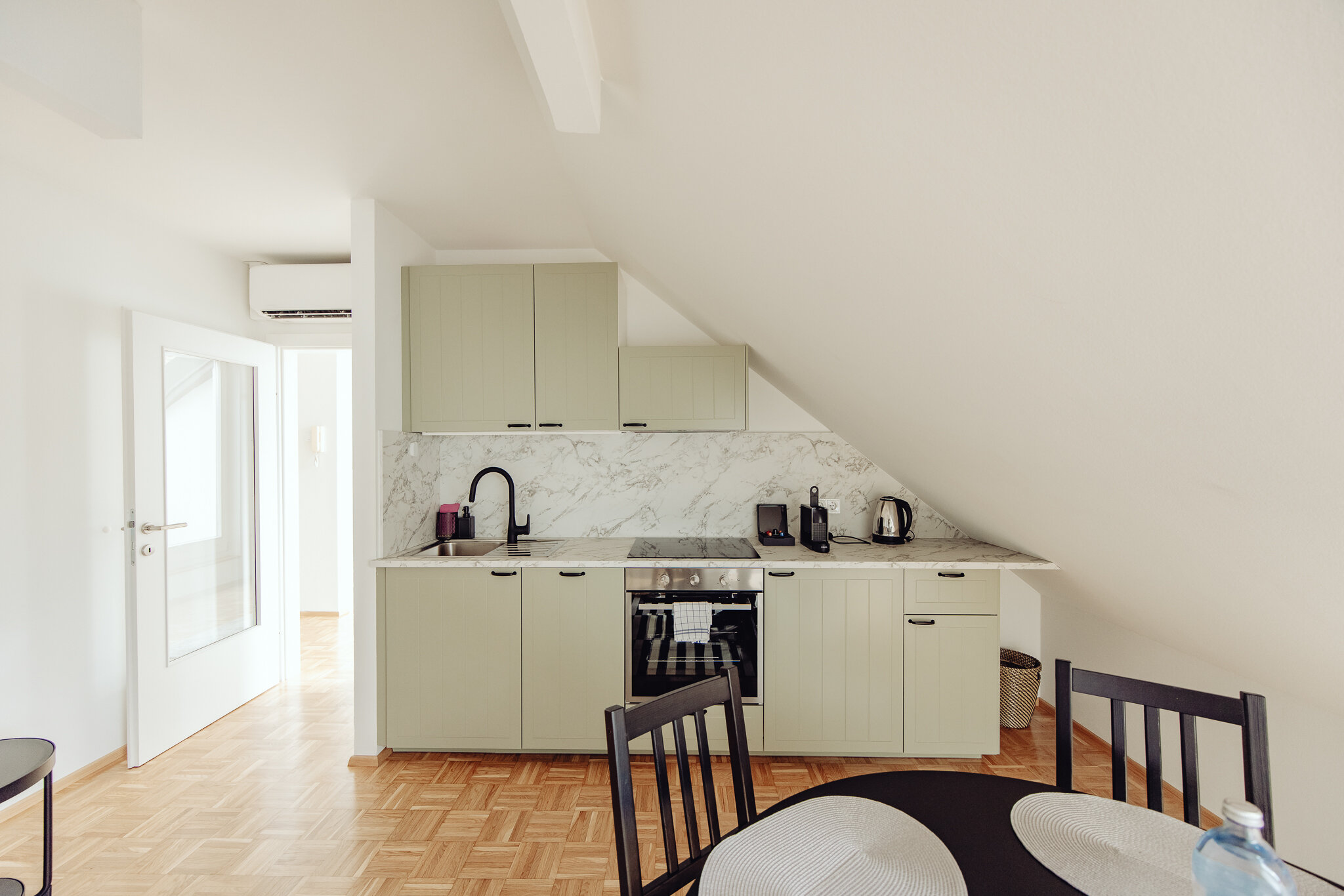 Helle Wohnküche mit Marmor-Arbeitsplatte – 3-Zimmer Wohnung zur Kurzzeitmiete & Wohnen auf Zeit in Graz, 1 bis 6 Monate