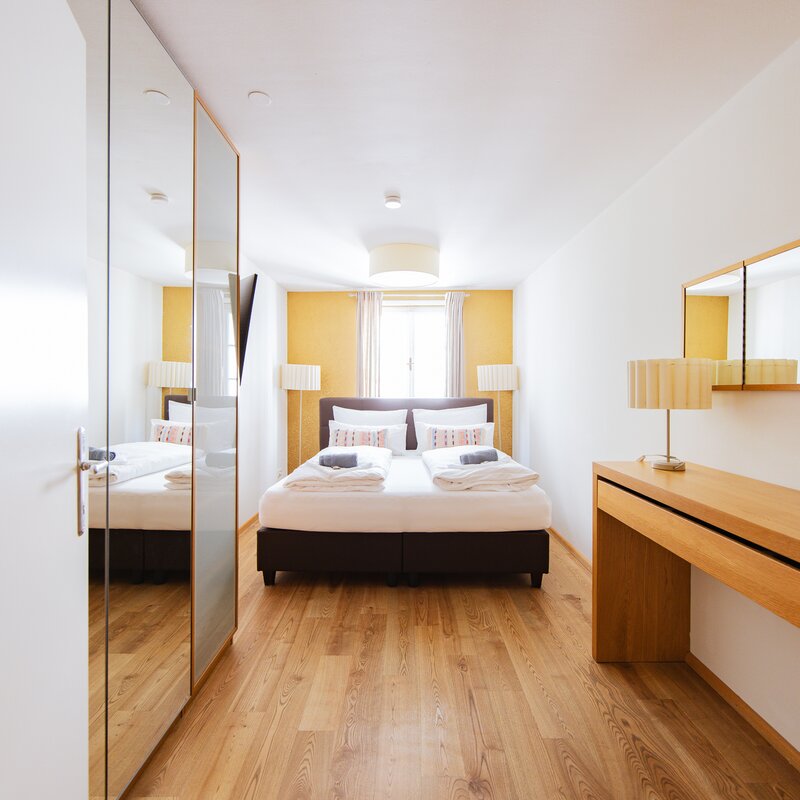 Helles Schlafzimmer mit Holzboden & Einbauschrank – 2-Zimmer Wohnung, Kurzzeitmiete Graz, Wohnen auf Zeit 1 bis 6 Monate