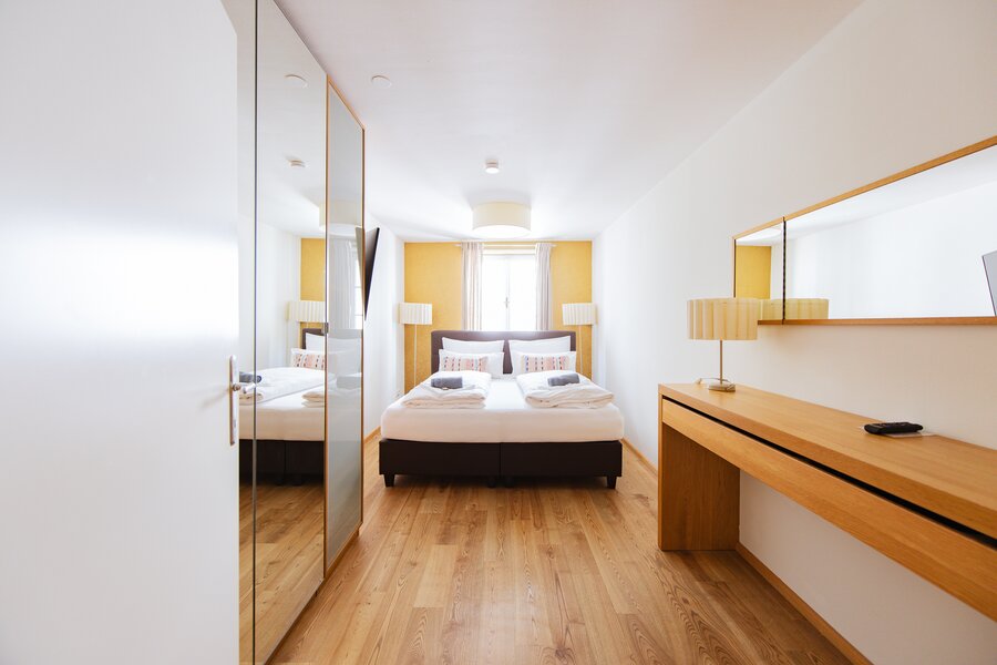 Helles Schlafzimmer mit Holzboden & Einbauschrank – 2-Zimmer Wohnung, Kurzzeitmiete Graz, Wohnen auf Zeit 1 bis 6 Monate