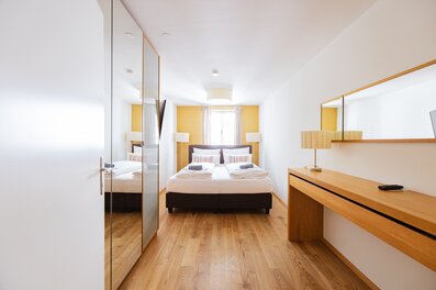 Helles Schlafzimmer mit Holzboden & Einbauschrank – 2-Zimmer Wohnung, Kurzzeitmiete Graz, Wohnen auf Zeit 1 bis 6 Monate