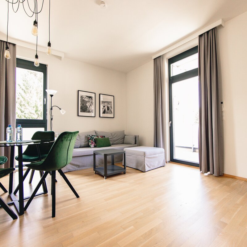 Heller Wohn-Essbereich mit großen Fenstern – 2-Zimmer Wohnung, Kurzzeitmiete & Wohnen auf Zeit für 1 bis 6 Monate in Graz