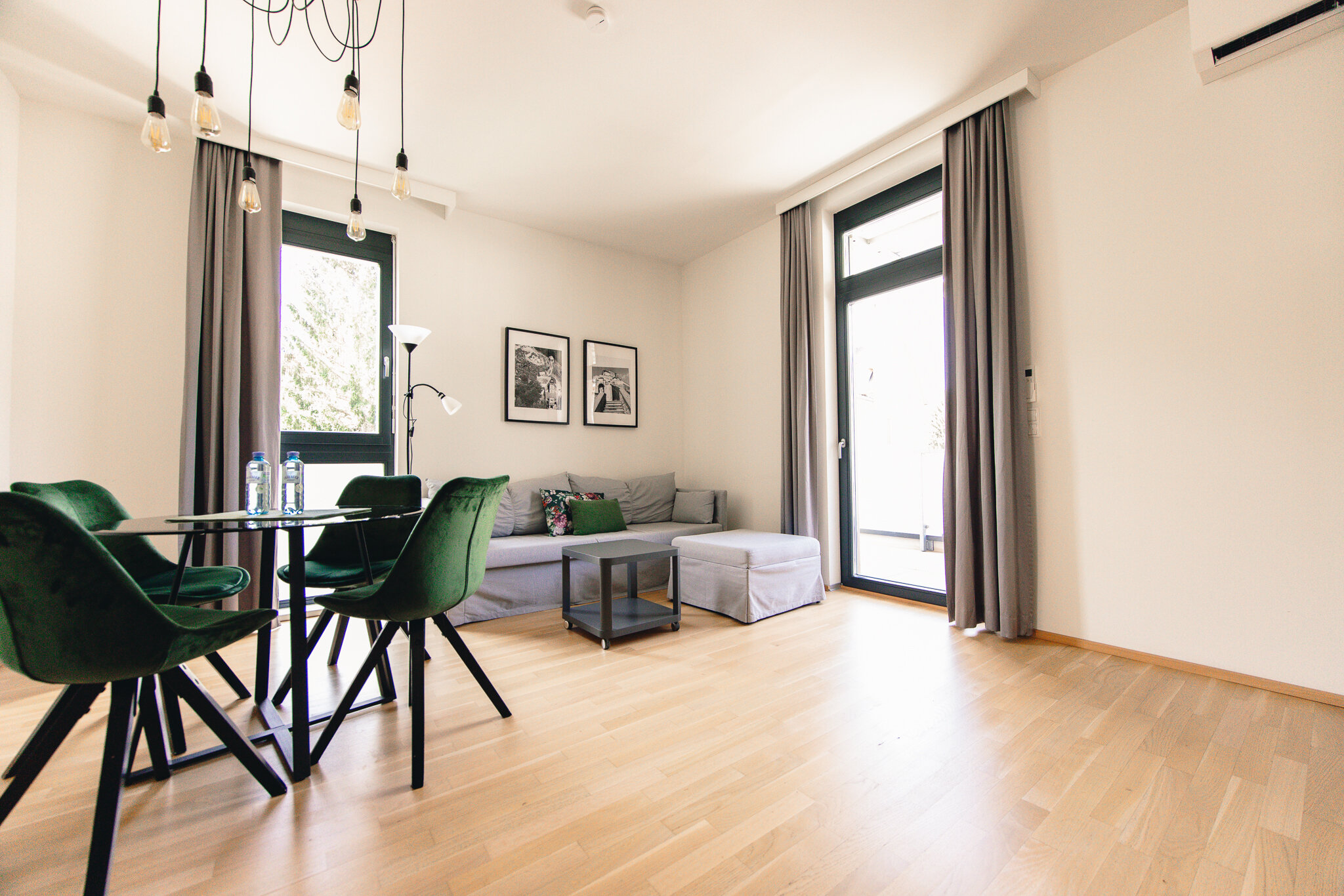 Heller Wohn-Essbereich mit großen Fenstern – 2-Zimmer Wohnung, Kurzzeitmiete & Wohnen auf Zeit für 1 bis 6 Monate in Graz