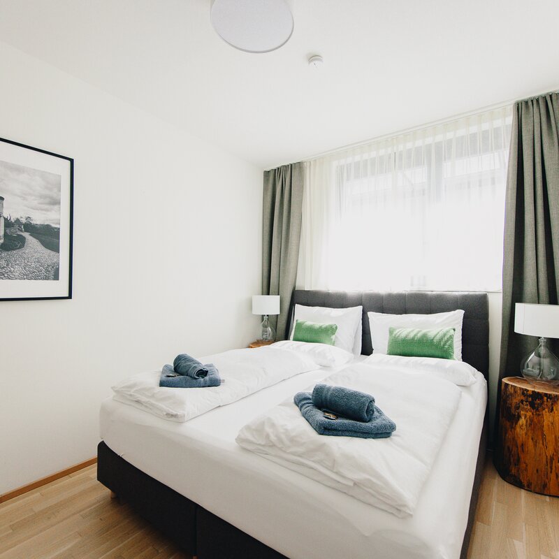 Helles Schlafzimmer mit Doppelbett & modernem Stil – 2-Zimmer Apartment zur Kurzzeitmiete & Wohnen auf Zeit 1–6 Monate, Graz