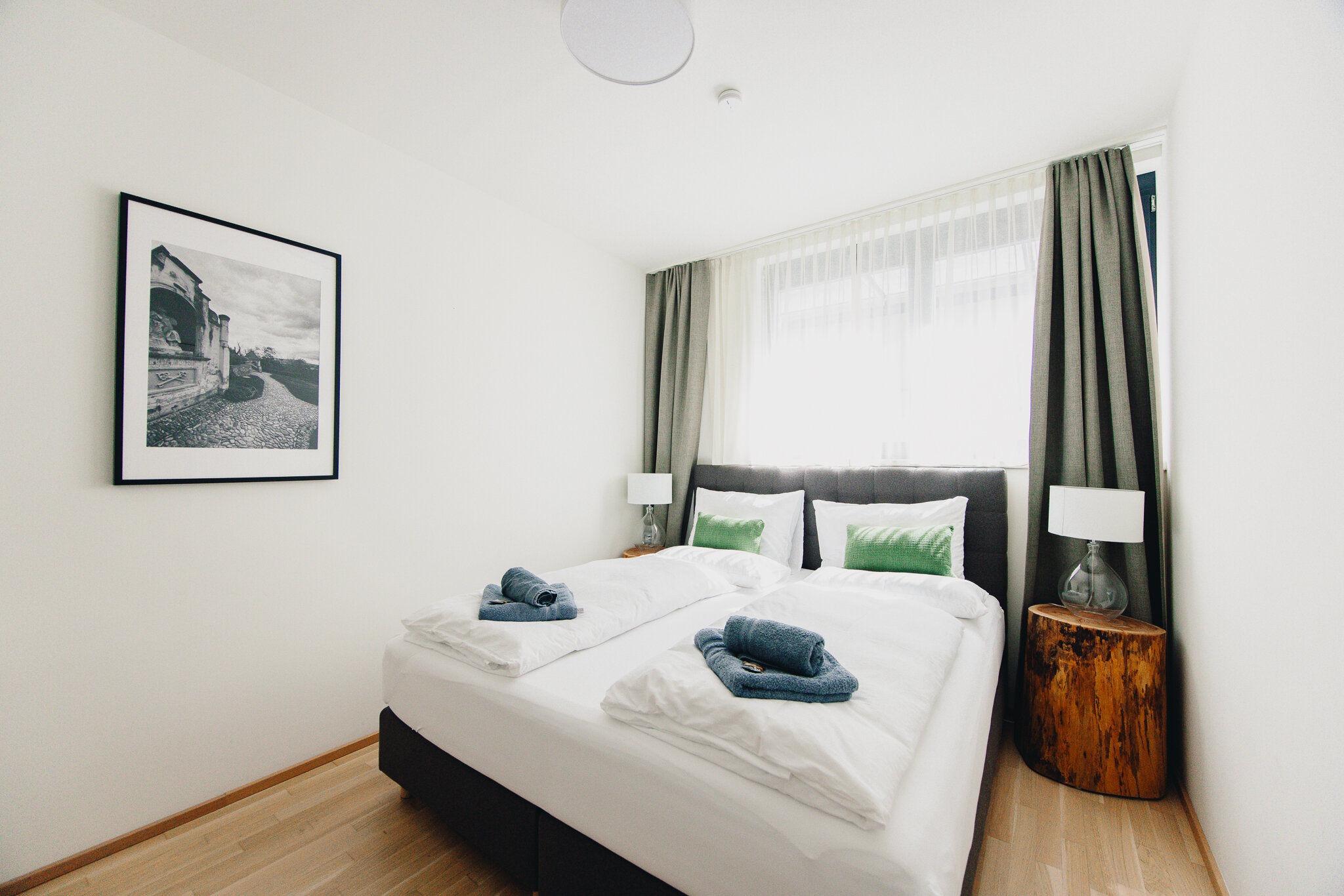 Helles Schlafzimmer mit Doppelbett & modernem Stil – 2-Zimmer Apartment zur Kurzzeitmiete & Wohnen auf Zeit 1–6 Monate, Graz