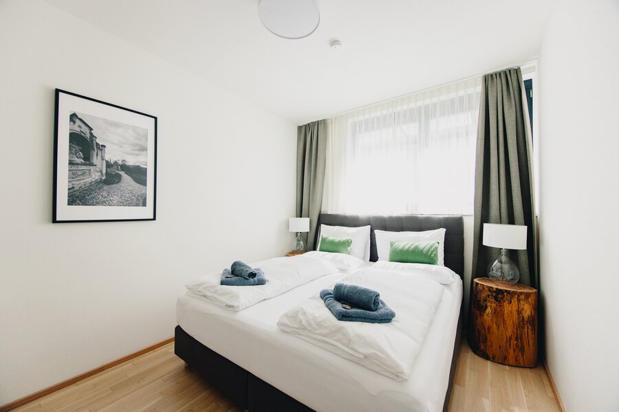 Helles Schlafzimmer mit Doppelbett & modernem Stil – 2-Zimmer Apartment zur Kurzzeitmiete & Wohnen auf Zeit 1–6 Monate, Graz