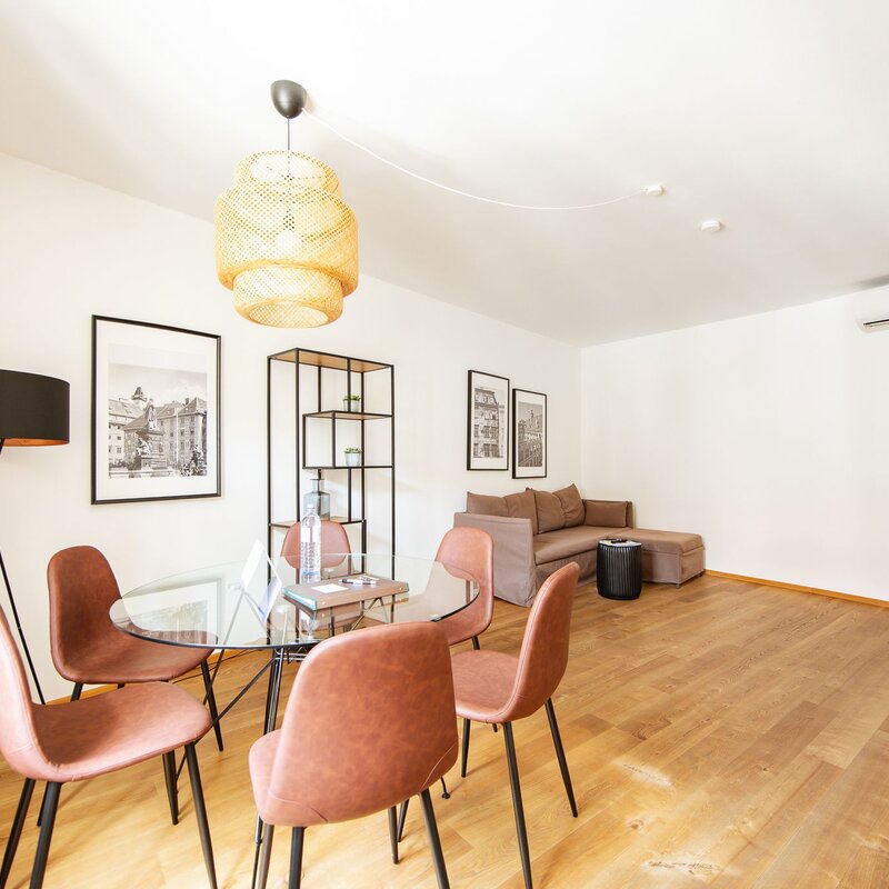 Heller Wohn-Essbereich mit Glasstisch & Designstühlen – 4-Zimmer Wohnung, Kurzzeitmiete Graz, Wohnen auf Zeit 1–6 Monate