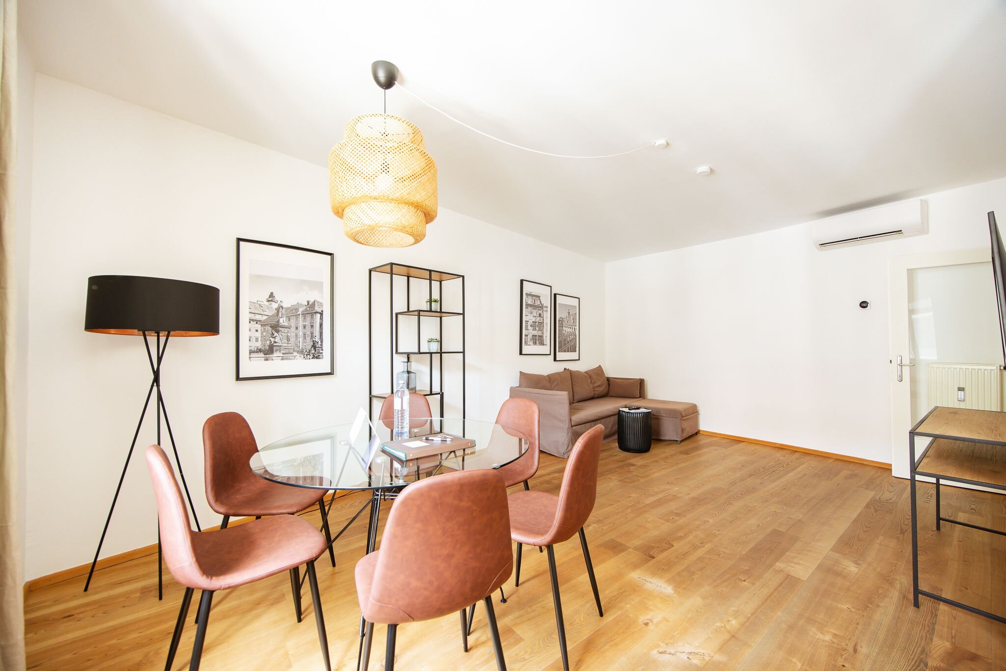 Heller Wohn-Essbereich mit Glasstisch & Designstühlen – 4-Zimmer Wohnung, Kurzzeitmiete Graz, Wohnen auf Zeit 1–6 Monate