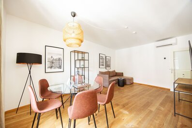 Heller Wohn-Essbereich mit Glasstisch & Designstühlen – 4-Zimmer Wohnung, Kurzzeitmiete Graz, Wohnen auf Zeit 1–6 Monate