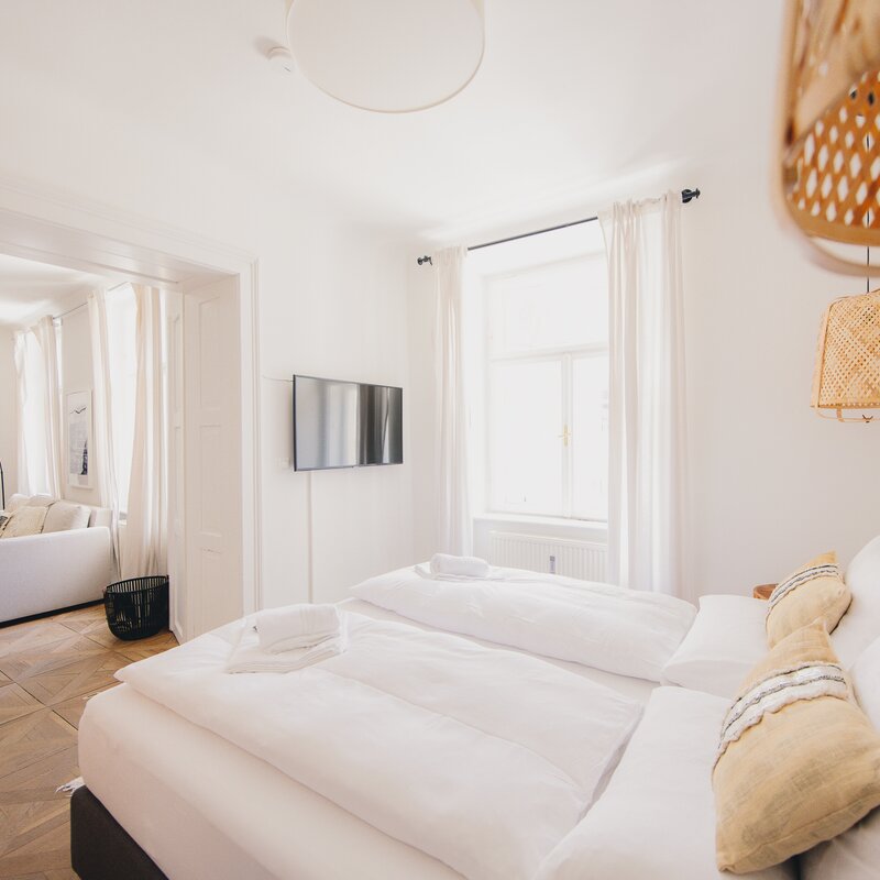 Helles Schlafzimmer mit Doppelbett & Wohnbereich – 2-Zimmer Wohnung, Kurzzeitmiete Graz, Wohnen auf Zeit 1 bis 6 Monate