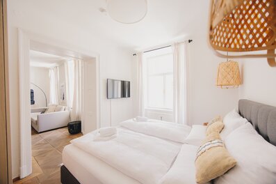 Helles Schlafzimmer mit Doppelbett & Wohnbereich – 2-Zimmer Wohnung, Kurzzeitmiete Graz, Wohnen auf Zeit 1 bis 6 Monate
