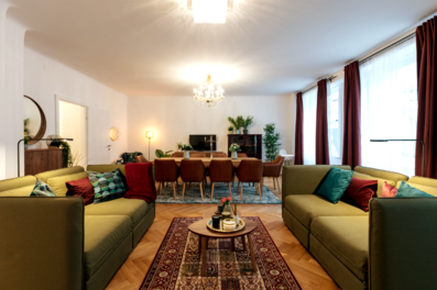 Eleganter Wohnbereich mit Esstisch – 4-Zimmer Wohnung zur Kurzzeitmiete & Wohnen auf Zeit für 1 bis 6 Monate in Wien