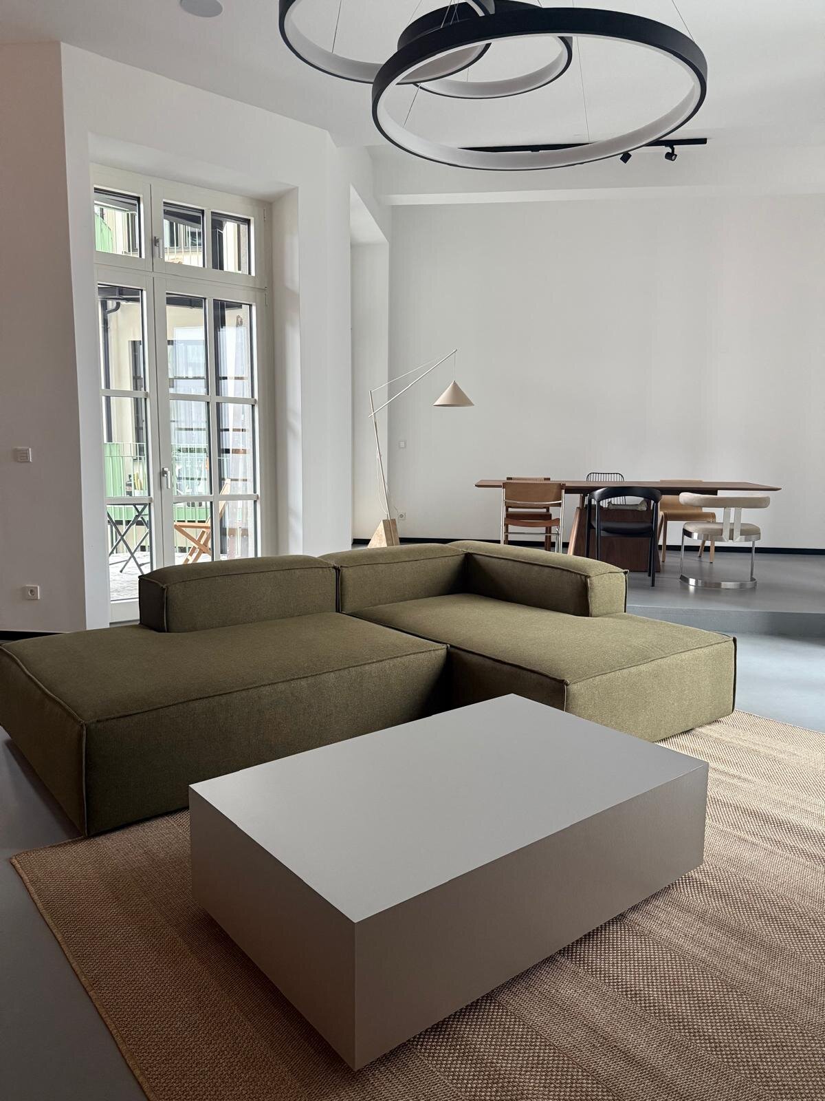 Helles Wohnzimmer mit Balkon & modernem Design – 3-Zimmer-Wohnung zur Kurzzeitmiete & Wohnen auf Zeit für 1 bis 6 Monate in Wien