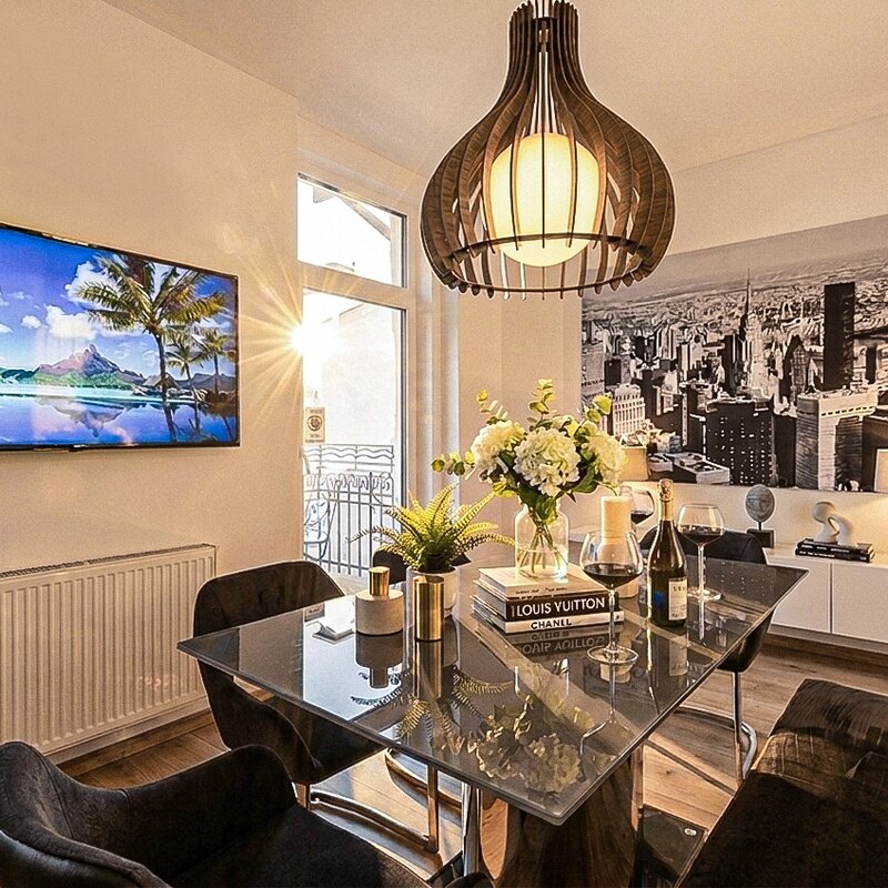 Eleganter Essbereich mit Glasstisch & Designerlampe – 3-Zimmer Wohnung, Kurzzeitmiete & Wohnen auf Zeit für 1 bis 6 Monate in Innsbruck