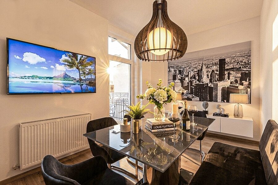 Eleganter Essbereich mit Glasstisch & Designerlampe – 3-Zimmer Wohnung, Kurzzeitmiete & Wohnen auf Zeit für 1 bis 6 Monate in Innsbruck