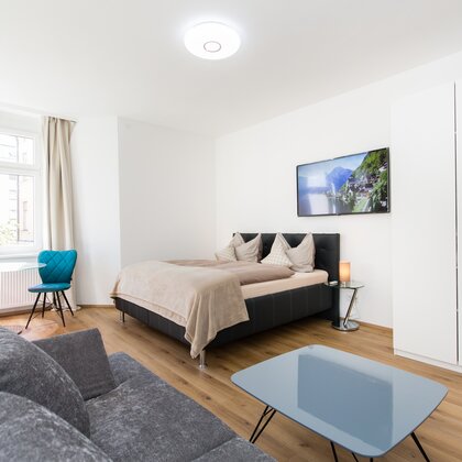 Helles Studio mit Doppelbett, Sofa & Esstisch – 3-Zimmer Wohnung zur Kurzzeitmiete & Wohnen auf Zeit für 1 bis 6 Monate in Innsbruck