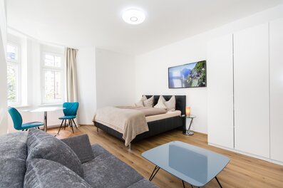 Helles Studio mit Doppelbett, Sofa & Esstisch – 3-Zimmer Wohnung zur Kurzzeitmiete & Wohnen auf Zeit für 1 bis 6 Monate in Innsbruck