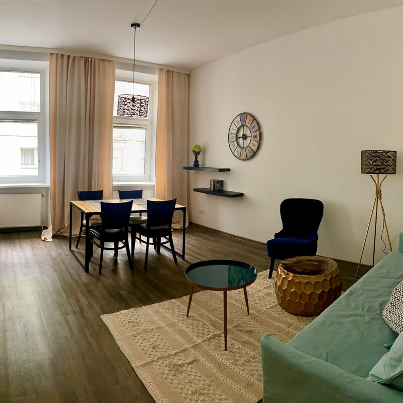 Helles Wohnzimmer mit Essbereich, 1-Zimmer Wohnung zur Kurzzeitmiete – Wohnen auf Zeit für 1 bis 6 Monate in Wien