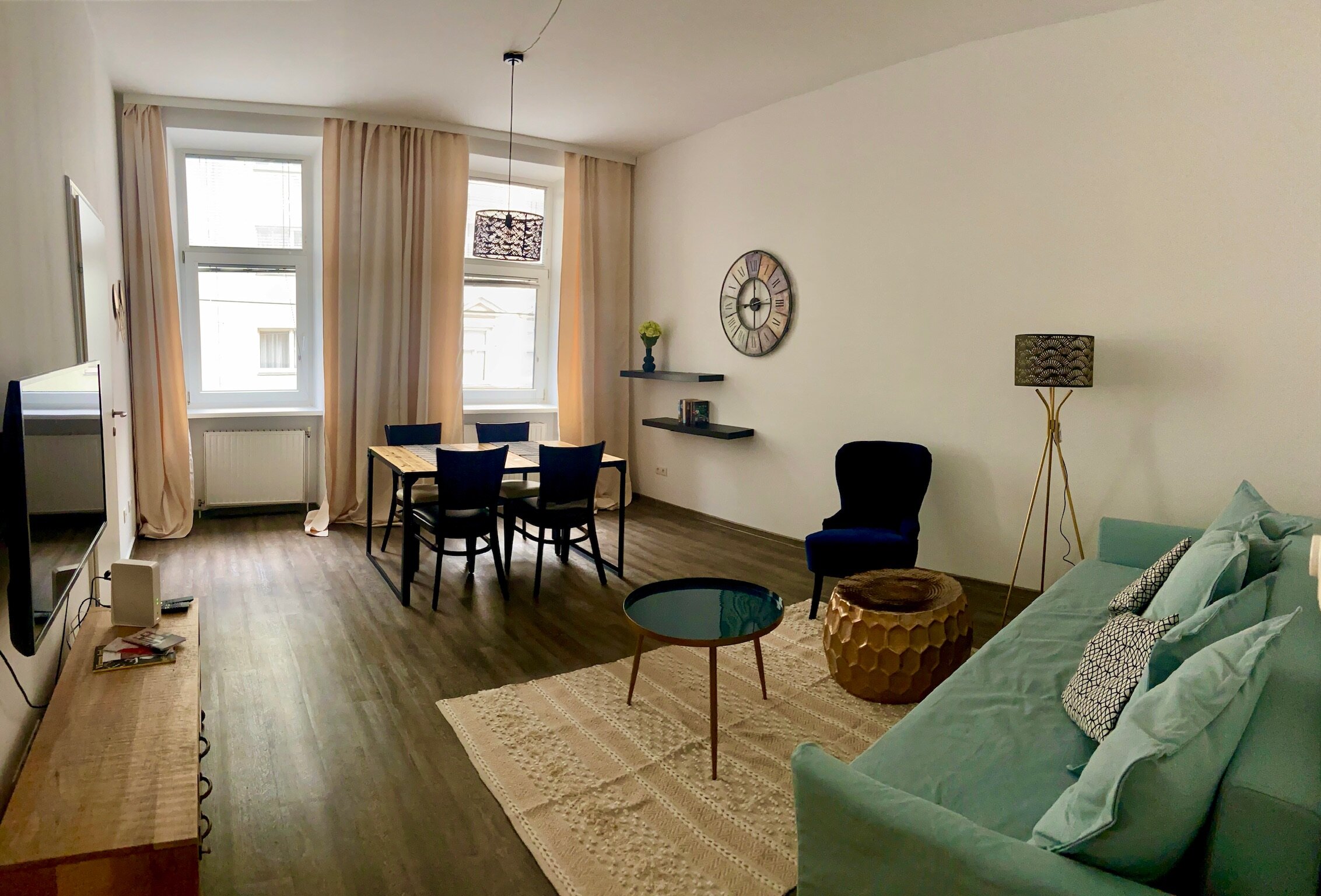 Helles Wohnzimmer mit Essbereich, 1-Zimmer Wohnung zur Kurzzeitmiete – Wohnen auf Zeit für 1 bis 6 Monate in Wien