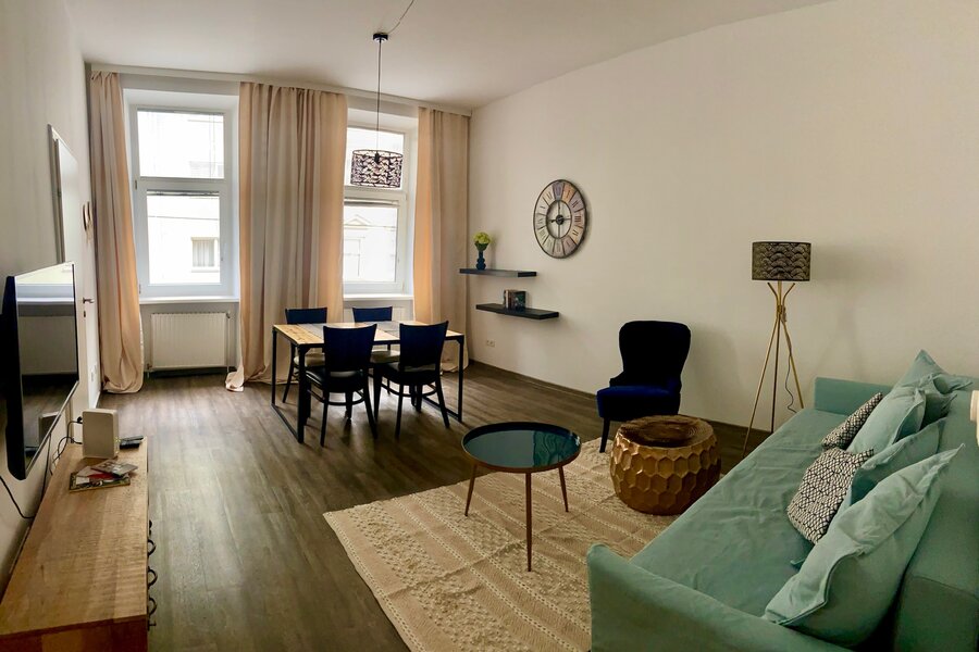 Helles Wohnzimmer mit Essbereich, 1-Zimmer Wohnung zur Kurzzeitmiete – Wohnen auf Zeit für 1 bis 6 Monate in Wien